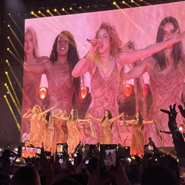 La cantante colombiana Shakira canta durante un concierto de su gira 'Las mujeres ya no lloran world tour' este jueves, en el MetLife Stadium en Nueva Jersey (Estados Unidos).