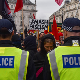 Imagen de archivo de activistas de Antifa participando en una manifestación contra el racismo, el fascismo y la extrema derecha.