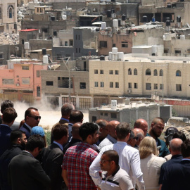 Miembros de la delegación de la UE observan el campo de refugiados de Nur Shams durante una operación del ejército israelí en la ciudad de Tulkarem, en Cisjordania, el 19 de mayo de 2025.