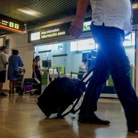 Foto de archivo de un hombre con una maleta en el aeropuerto Adolfo Suárez-Madrid Barajas, a 4 de agosto de 2023, en Madrid.
