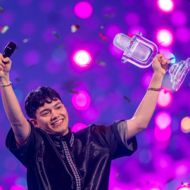 JJ, representante de Austria y ganador del Festival de la Canción de Eurovisión, celebra al sostener el trofeo durante la gran final del 69.º Festival de la Canción de Eurovisión (ESC 2025).