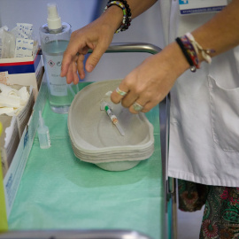 Imagen de archivo de una enfermera en el centro de vacunación internacional de Madrid Salud, a 16 de agosto de 2024.