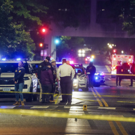 Miembros de la Policía junto al museo judío de Washington.