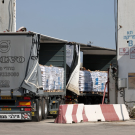 Imagen de un camión con ayuda humanitaria esperando para entrar a la Franja, en el cruce fronterizo de Kerem Shalom, a 22 de mayo de 2025.