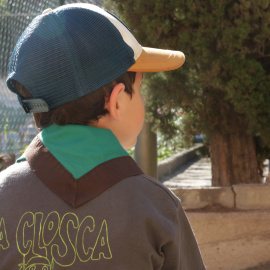 Un infant esperant a marxar de colònies a l'Esplai Trencaclosques. Barcelona, 22 de juny de 2024.