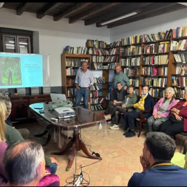 Charla con Juan Delibes en la biblioteca de Azután.
