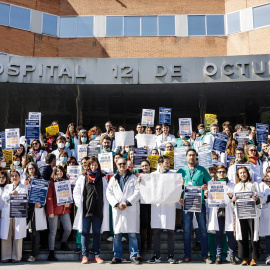 Varios médicos y sanitarios protestan durante una concentración a las puertas del Hospital 12 de octubre, a 2 de marzo de 2023, en Madrid (España). Imagen de archivo.