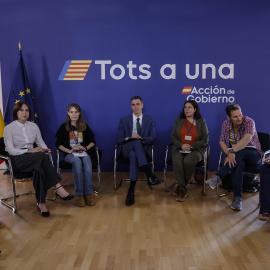 El presidente del Gobierno, Pedro Sánchez (c), y la ministra de Ciencia Innovación y Universidades, Diana Morant (2i), durante una reunión con representantes de las asociaciones víctimas de la DANA.