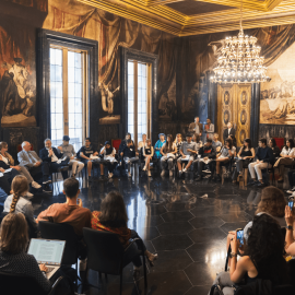 El Saló de Cròniques de l'Ajuntament de Barcelona ha estat l'escenari de l'entrevista amb l'alcalde Collboni