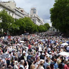 Cientos de personas durante una manifestación para defender la sanidad pública, a 19 de mayo de 2024, en Madrid (España).