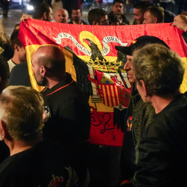 Varias personas sostienen una bandera anticonstitucional durante una manifestación contra Sánchez y Mazón en la Plaza de San Agustín, a 16 de noviembre de 2024, en Valencia.