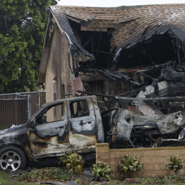 Una casa parcialmente destruida tras el accidente de una avioneta en una calle residencial de San Diego, California, el 22 de mayo de 2025.