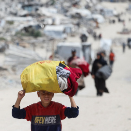 Ciudadanos palestinos huyen con sus pertenencias de sus hogares después de que el Ejército israelí emitiera órdenes de evacuación del norte de la Franja de Gaza.
