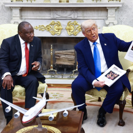 Donald Trump muestra las falsas pruebas para denunciar el "genocidio" de granjeros blancos ante Cyril Ramaphosa, presidente de Sudáfrica, el pasado miércoles en el Despacho Oval.