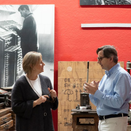 Maite y Jaume, directora de finanzas y director general, durante la visita