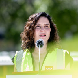 La presidenta de la Comunidad de Madrid, Isabel Díaz Ayuso, interviene durante su visita a las obras de construcción del nuevo Centro de Salud Cerro de Los Gamos, a 23 de mayo de 2025, en Pozuelo de Alarcón, Madrid (España).