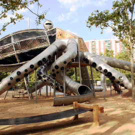 Zona de jocs en forma de pop del Parc de la Pegaso del barri de la Sagrera