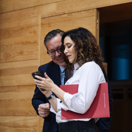 El secretario general del PP de Madrid, Alfonso Serrano y la presidenta de la Comunidad de Madrid, Isabel Díaz Ayuso, durante un pleno en la Asamblea de Madrid, a 8 de febrero de 2024, en Madrid (España).
