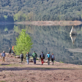 Grups de famílies i amics visiten el pantà de Sau