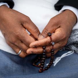 Una monja reza el rosario. Archivo.