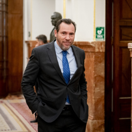 El ministro de Transportes y Movilidad Sostenible, Óscar Puente, a su salida de una sesión plenaria en el Congreso de los Diputados, a 6 de mayo de 2025, en Madrid.