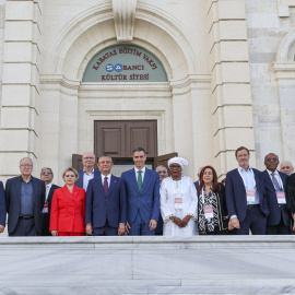 El secretario general del PSOE y presidente del Gobierno español, Pedro Sánchez (c), en el marco del consejo semestral de la Internacional Socialista este viernes, en Estambul (Turquía).