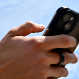 Alguien mira su teléfono en Monaco el 24 de mayo de 2025.