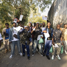 Varios niños migrantes a su salida de un Centro de Estancia Temporal de Inmigrantes (CETI), a 6 de agosto de 2024, en Ceuta