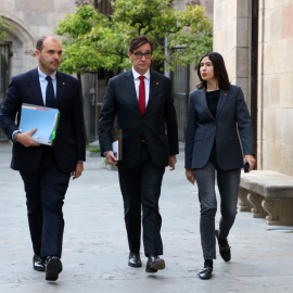 En una imatge d'arxiu, el president de la Generalitat, Salvador Illa, al costat de la consellera Núria Parlon i el conseller Albert Dalmau.