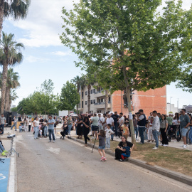 Varias personas pasean en Paiporta, València