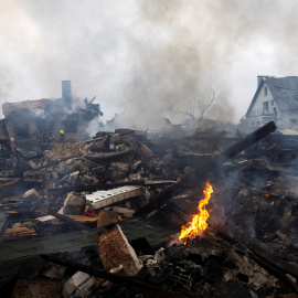 Fuego en los restos de una casa destruída por un ataque ruso en Ucrania en la región de Kiev el 25 de mayo de 2025.