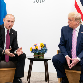 Imagen de archivo de la reunión del presidente de EEUU, Donald Trump, y el presidente de Rusia, Vladímir Putin, a 14 de junio de 2019, en Osaka (Japón).