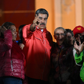 El presidente venezolano, Nicolás Maduro, saluda a sus simpatizantes junto a su esposa, Cilia Flores, mientras celebra los resultados en la Plaza Bolívar de Caracas, a 25 de mayo de 2025.
