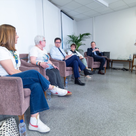 El secretario general del PSOE de Madrid, Óscar López (c), durante el homenaje a las 7291 víctimas de las residencias durante la pandemia, en el Ateneo de Madrid, a 9 de abril de 2025, en Madrid.