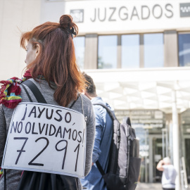 Una de las personas concentradas frente a los Juzgados de Plaza Castilla para denunciar las 7291 muertes que se produjeron en las residencias durante la pandemia, a 26 de mayo de 2025, en Madrid.