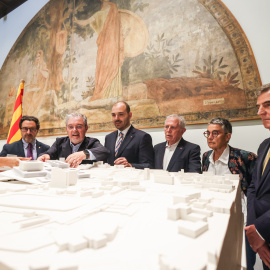 Representants de les institucions implicades en el futur Campus de Salut Clínic mirant les maquetes de les propostes sorgides Màster d’Arquitectura Hospitalària, al Palau de la Generalitat