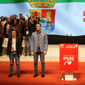 El secretario general del PSOE de Extremadura, Miguel Ángel Gallardo, y el secretario general del PSOE y presidente del Gobierno, Pedro Sánchez, durante la clausura del 15º Congreso del PSOE de Extremadura, en el Palacio de Congresos de Plasencia, a 19 de enero.