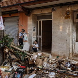 Dos personas en una calle de Paiporta, a 6 de noviembre de 2024.