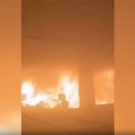 Una imagen que ha dado la vuelta al mundo: Ward, una niña de seis años, huye de las llamas tras un bombardeo israelí contra una escuela en Ciudad de Gaza en la que se refugiaban varias familias.