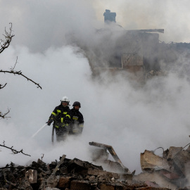 Los trabajadores de emergencia extinguen el incendio en los escombros de una casa destruida por un ataque de drones rusos, en Markhalivka, Kiev (Ucrania), el 25 de mayo de 2025.