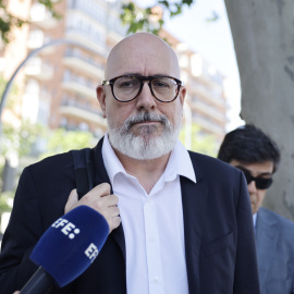 MADRID, 26/05/2025.- El geriatra Francisco Javier Martínez Peromingo a su llegada a los juzgados en Madrid, este lunes. El Juzgado de Instrucción número 3 de Madrid ha citado como investigados a Carlos Mur y Francisco Javier Martínez Peromingo, dos exaltos cargos del Gobierno de Isabel Díaz Ayuso, considerados los autores de los protocolos que bloquearon el traslado al hospital de ancianos desde residencias al inicio de la pandemia. EFE/Sergio Pérez