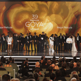 Los equipos de 'La inflitrada' y 'El 47' tras conocerse el Goya ex aequo a Mejor Película en la 39º edición de los Premios Goya, en el Palacio de Exposiciones y Congresos de Granada, a 8 de febrero de 2025, en Granada, Andalucía (España).