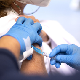 Imagen de archivo de una mujer recibiendo la vacuna contra la gripe, en el centro de salud Pozuelo de Alarcón, a 8 de noviembre de 2021, en Madrid.