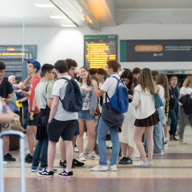 Varios jóvenes en la estación de Chamartín.