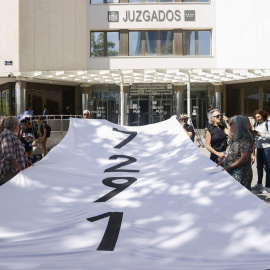 Concentración en los juzgados de Plaza Castilla de familiares de fallecidos en las residencias durante la covid