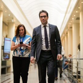 El ministro de Economía, Comercio y Empresa, Carlos Cuerpo, en el exterior del Pleno del Senado este martes, en Madrid.