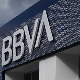 El logo del BBVA en una ofician del banco en Cancún (México).