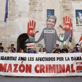 Los sindicatos convocantes de la huelga general del 29 de mayo (CGT, CNT, Intersindical y COS) se concentran ante Les Corts Valencianes para pedir el apoyo de los partidos políticos a la huelga.