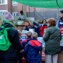 Varias personas reciben ropa de invierno y zapatos que la Fundación Madrina entrega a familias en riesgo de vulnerabilidad en la sede de la Fundación Madrina, a 10 de febrero de 2023, en Madrid (España).