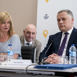 (Foto de ARCHIVO)La Directora de Relaciones Institucionales y Filatelia, Leire Díez Castro (1i), y el Consejero Diplomático del Presidente de Ucrania, Igor Zhovka (1d), durante la presentación de un sello dedicado a Ucrania, en el Edificio Clara Campoamor Conde de Peñalver, a 30 de mayo de 2022, en Madrid (España). Hoy entra en circulación el sello de correo ‘España con Ucrania. 2022’, después de que el Boletín Oficial del Estado (BOE) haya publicado una resolución de las Subsecretarías de Transportes, Movilidad y Agenda Urbana y de Hacienda y Función Pública sobre su emisión y puesta en circulación. La distribución a los puntos de venta cesará el 31 de diciembre de 2024, aunque conserva indefinidamente su valor a efectos de franqueo.A. Pérez Meca / Europa Press30 MAYO 2022;MADRID;CORREOS;SELLO;UCRANIA;EDIFICIO CLARA CAMPOAMOR30/5/2022